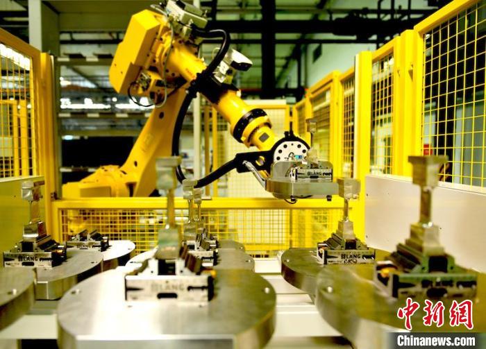 产线机器人放置完工叶片。　刘岗 摄